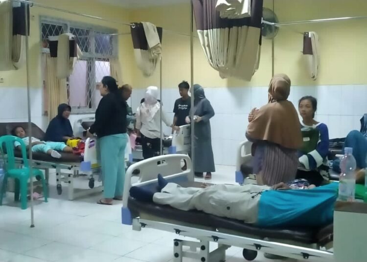 Diduga Keracunan, Puluhan Warga Kalong Leuwisadeng Dilarikan Ke Puskesmas