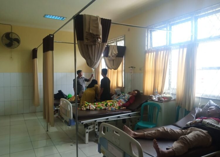 Bertambah, Warga Keracunan Makanan di Leuwisadeng Menjadi 121 Orang