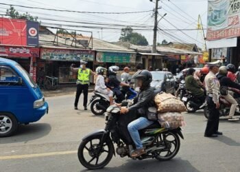 Kerap Macet Parah, Polisi Ciampea Awasi Lalu Lintas di Bogor Barat