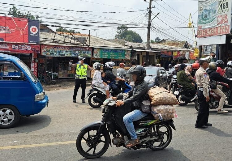Kerap Macet Parah, Polisi Ciampea Awasi Lalu Lintas di Bogor Barat