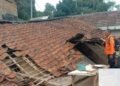Diterjang Angin Kencang, 2 Unit Rumah Warga di Karacak Leuwiliang Hancur