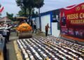 Jelang Tahun Baru, Ribuan Botol Miras Digilas Setum di Kota Bogor