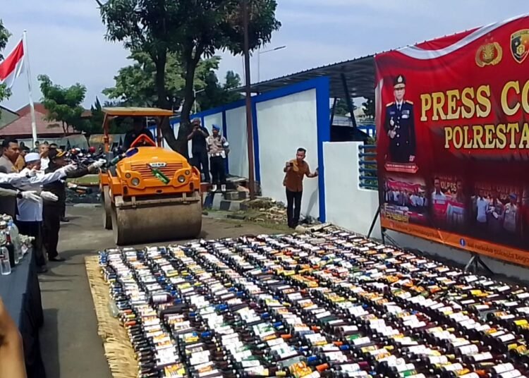 Jelang Tahun Baru, Ribuan Botol Miras Digilas Setum di Kota Bogor