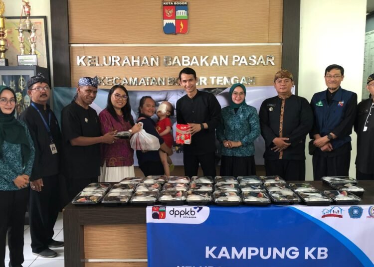 Cegah Stunting, THE 1O1 Bogor Bagikan Kotak Susu ke Masyarakat