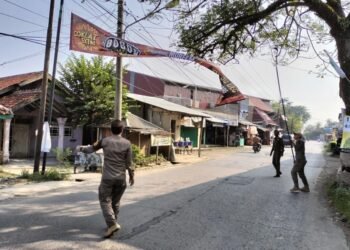 Ganggu Kenyamanan, Satpol PP Ciseeng Tertibkan Spanduk Liar