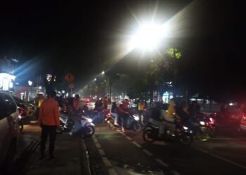 Ditutup Sejak Sore, Warga Rela Tunggu Area Stadion Pakansari Dibuka Demi Rayakan Tahun Baru