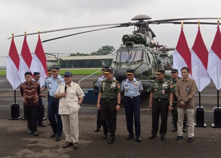 Menhan Prabowo Serahkan 8 Unit Helikopter Angkut Berat ke Atang Sendjaja