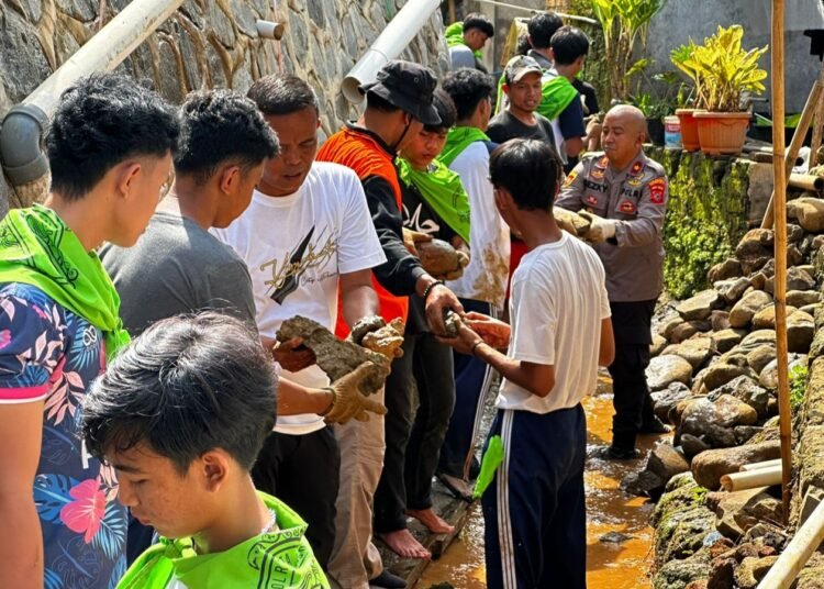 Pelajar Bareng Polisi-BPBD Gotong Royong Bersihkan Material Longsor di Menteng