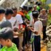 Pelajar Bareng Polisi-BPBD Gotong Royong Bersihkan Material Longsor di Menteng