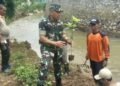 Cegah Longsor-Banjir, Koramil Bogor Utara Tanam Pohon di Bantaran Kali