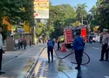 Bahayakan Pengguna Jalan, Petugas Gercep Bersihkan Tumpahan Diduga Oli di Jalur SSA