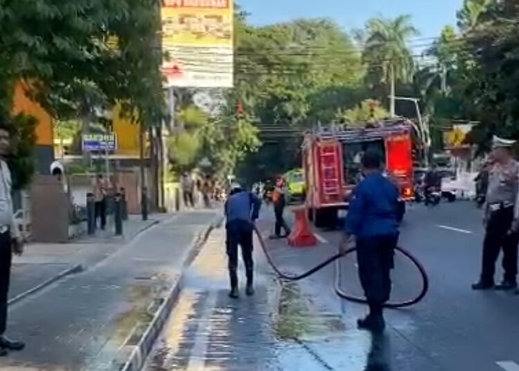 Bahayakan Pengguna Jalan, Petugas Gercep Bersihkan Tumpahan Diduga Oli di Jalur SSA