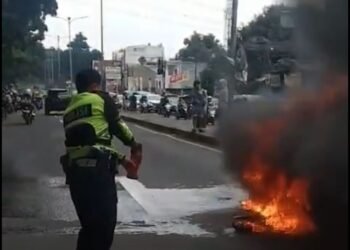 Diduga Korsleting Listrik,   Mobil Terbakar di Jalan Raya Jakarta-Bogor