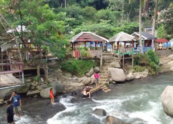 Kedai Leuwi Goong, Nikmati Alam Sambil Kuliner di Tepi Sungai