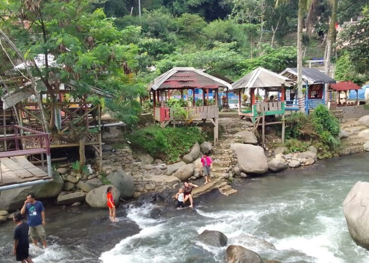 Kedai Leuwi Goong, Nikmati Alam Sambil Kuliner di Tepi Sungai