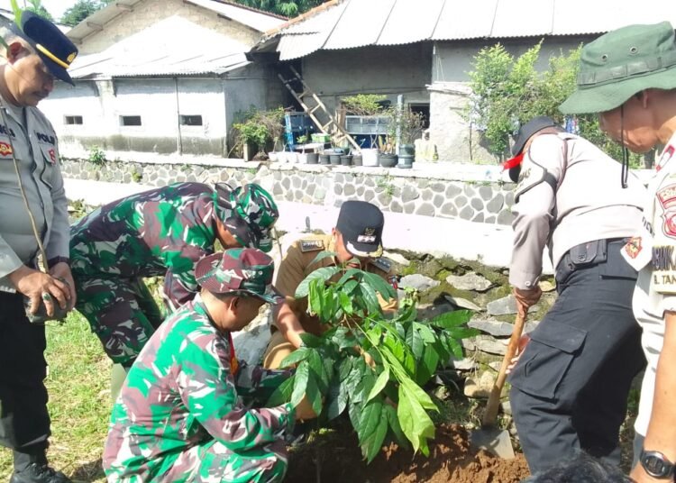 Antisipasi Banjir, Forkopimcam Bogor Utara Tanam Pohon dan Bebersih Irigasi