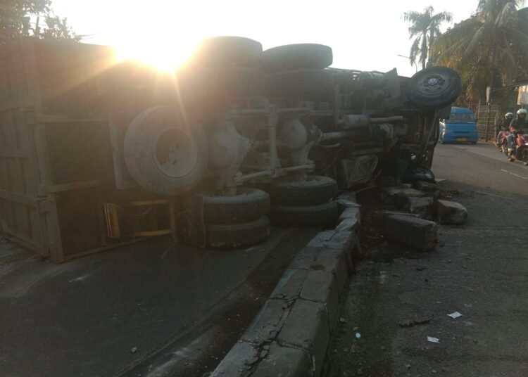 Sopir Hilang Kendali, Truk Tambang Terguling di Jalan Raya Parung
