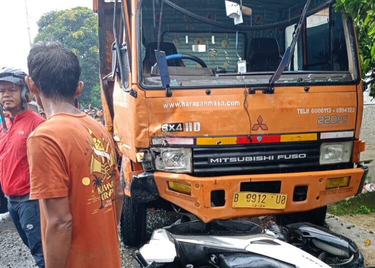 Kecelakaan Beruntun, Truk Kabin Datar Hantam Pemotor hingga Angkot di Leuwisadeng