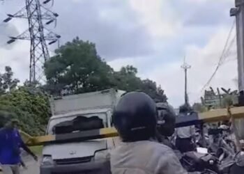 Ngebut, Mobil Pikap Tabrak Portal Pembatas Kabupaten Bogor-Tangerang di Gunungsindur