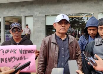 Diduga Lahannya Diserobot, Warga Geruduk Kantor Pemasaran Perumahan di Genteng