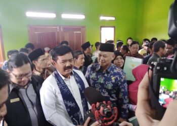 Serahkan 51 Sertifikat Huntap di Cigudeg, Menteri ATR/BPN : Jangan Dijual
