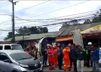 Polisi Olah TKP Kecelakaan Beruntun di Jalan Raya Puncak