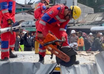 Petugas Evakuasi Kendaraan yang Terlibat Tabrakan Beruntun di Puncak