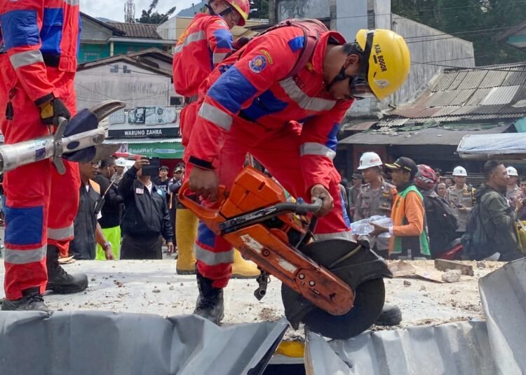 Petugas Evakuasi Kendaraan yang Terlibat Tabrakan Beruntun di Puncak
