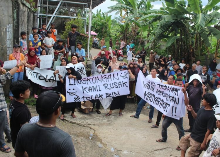 Bau Menyengat hingga Puluhan Tahun, Warga Desak Peternakan Ayam di Gunungsindur Ditutup