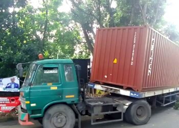 Truk Kontainer Tersangkut Pohon di Batutulis, Arus Lalin Sempat Macet