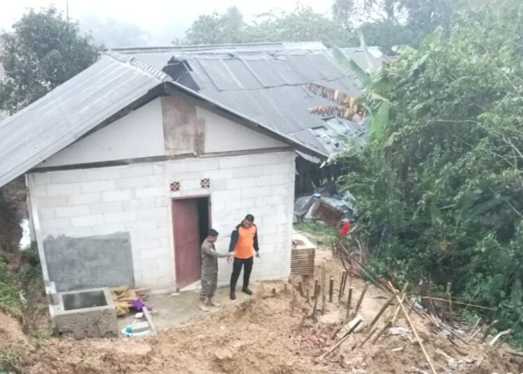 2 Rumah di Leuwisadeng Hancur, Puluhan Jiwa Terancam