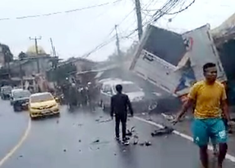 Viral Video Truk Box Geruduk Kios di Puncak Bogor