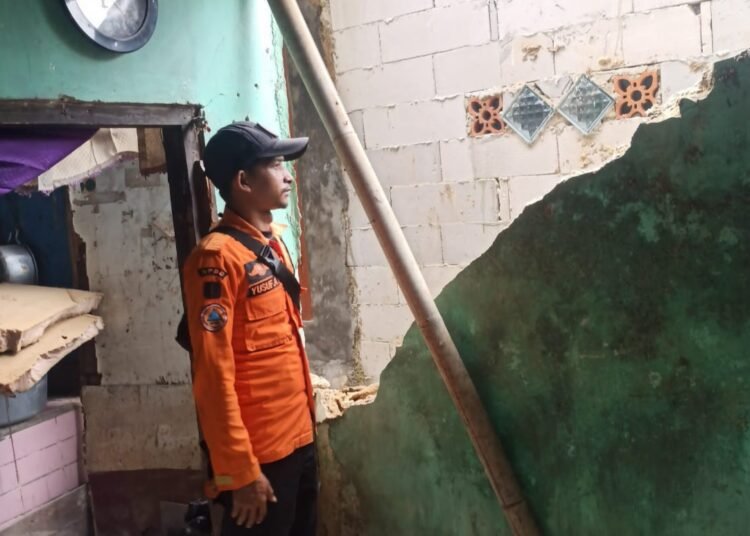 Rumah Rusak Diterjang Angin, 9 Jiwa di Cihideung Ilir Ciampea Terancam