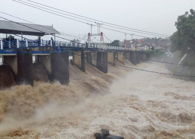 Bendung Katulampa Siaga 3, Warga Bantaran Sungai Ciliwung Diimbau Waspada