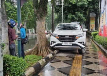 Mobil naik trotoar