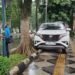 Mobil naik trotoar