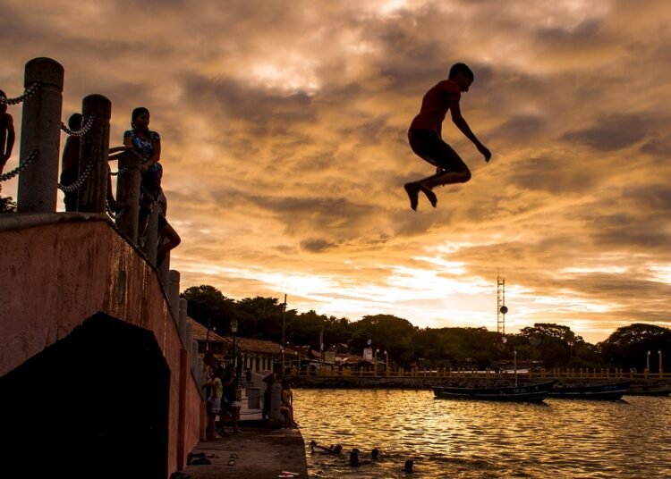 Sopir Pikap Nekat Lompat dari Jembatan Bale Binarum Usai Menghindari Diduga Debt Collector