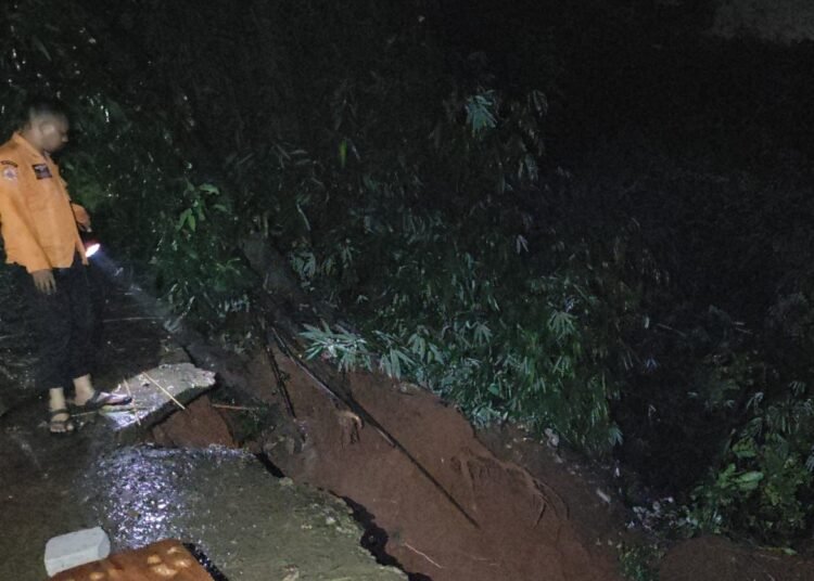 Akses Jalan Longsor, 5 Warga  di Limus Nunggal Cileungsi Terancam
