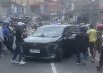 BREAKING NEWS: Video Sejumlah Orang Diduga Maling Jadi Bulan-bulanan Massa di Empang Kota Bogor