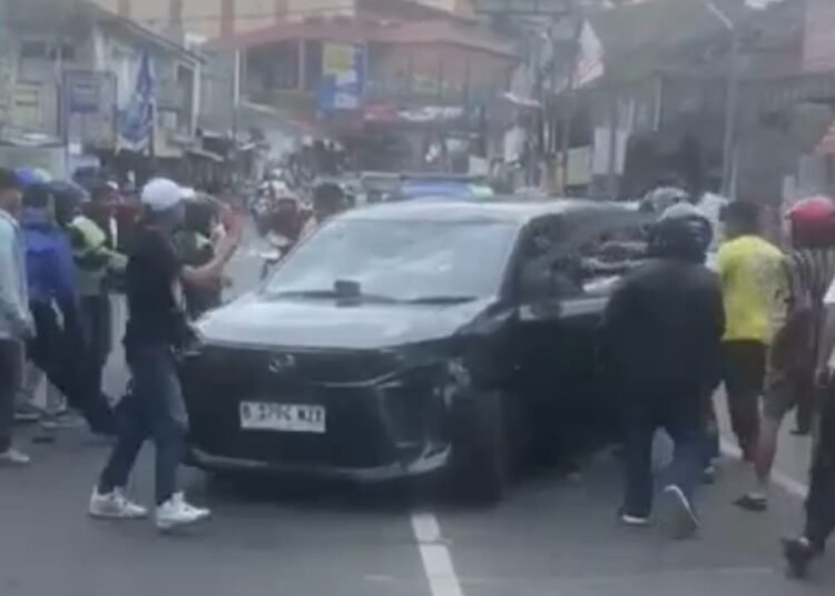 BREAKING NEWS: Video Sejumlah Orang Diduga Maling Jadi Bulan-bulanan Massa di Empang Kota Bogor