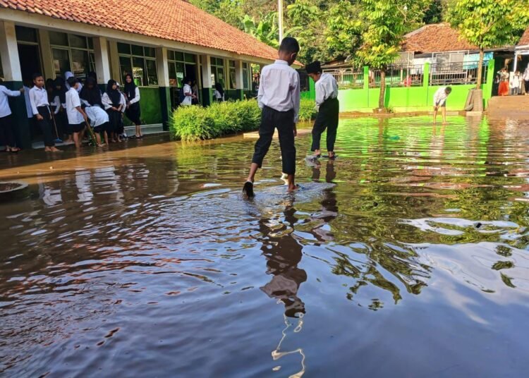 Puluhan Tahun Tak Tersentuh Pembangunan, SDN Sukamanah 02 Jonggol Jadi Langganan Diterjang Banjir