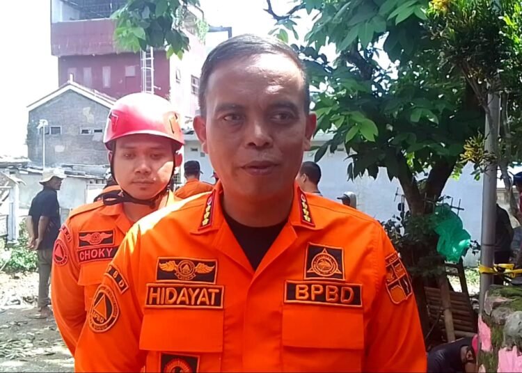 Personel Gabungan Tangani Longsor Kali Cidepit Cilendek Barat 