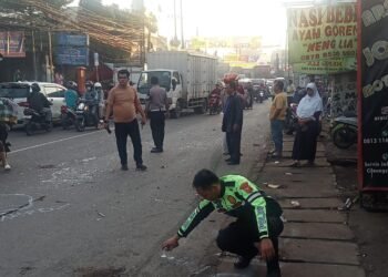 2 Orang Terluka Usai Pemotor Tabrak Truk Hino di Cileungsi 