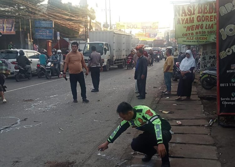 2 Orang Terluka Usai Pemotor Tabrak Truk Hino di Cileungsi