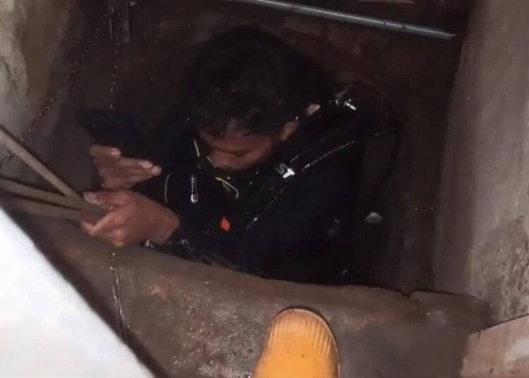 Damkar Evakuasi Telepon Genggam Milik Warga Parung yang Nyemplung ke Sumur