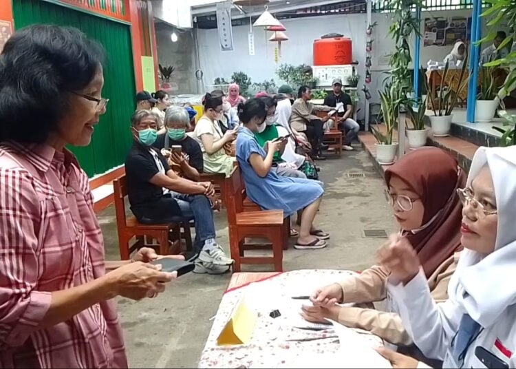 KPPS Berseragam Sekolah, TPS 02 di Pabaton Jadi Daya Tarik Warga