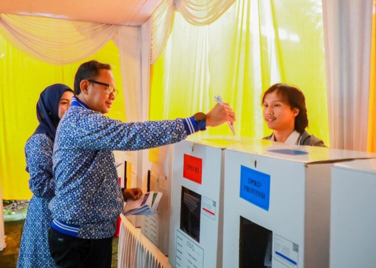 Nyoblos di TPS 30 Katulampa, Bima Arya Harap Pemilu Lancar