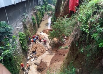 Longsor Timbun Pekerja di Tajur Kota Bogor