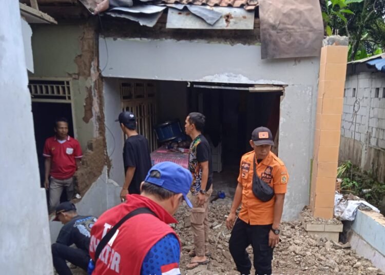 Rumah Ambruk, 9 Warga di Cijayanti Babakan Madang Diungsikan