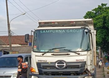 Langgar Jam Operasional, Truk Tambang Hantam Portal Pembatas di Parungpanjang